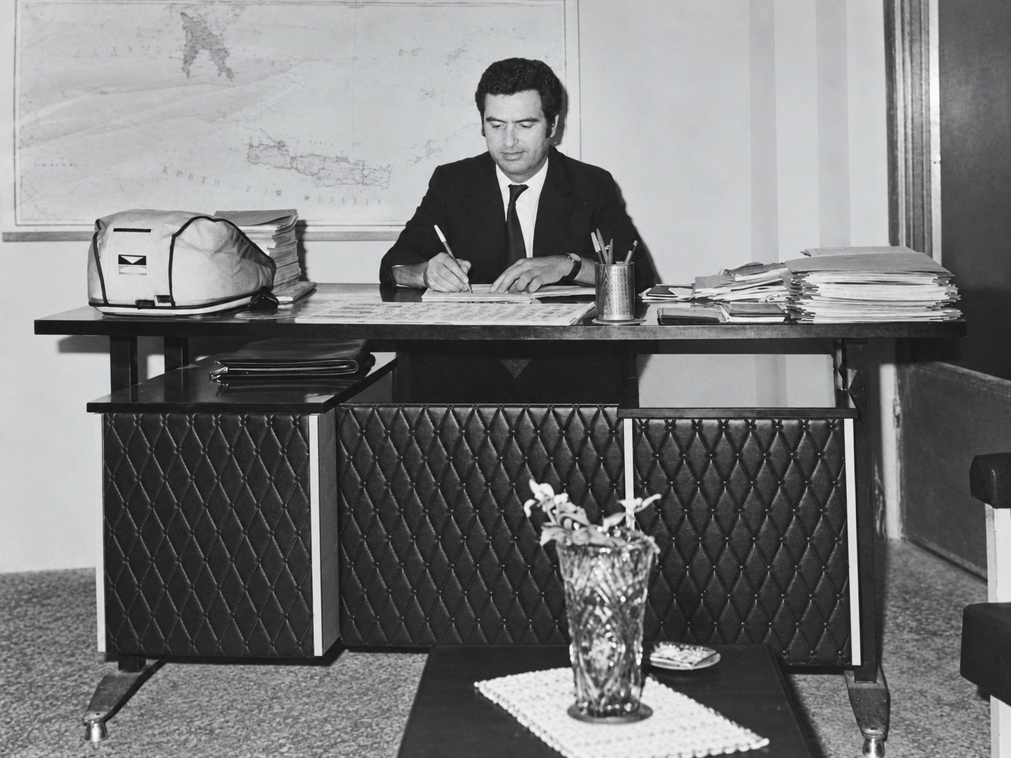 Ιστορική φωτογραφία από το γραφείο της Σχολής Οδηγών Φωτιάδη